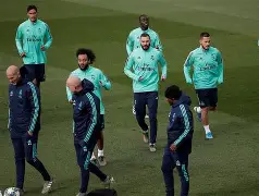 爱游戏体育入口 -包含皇家马德里训练开放日，赛前防线松动引欢呼，葡超在即，更衣室氛围转暖的词条