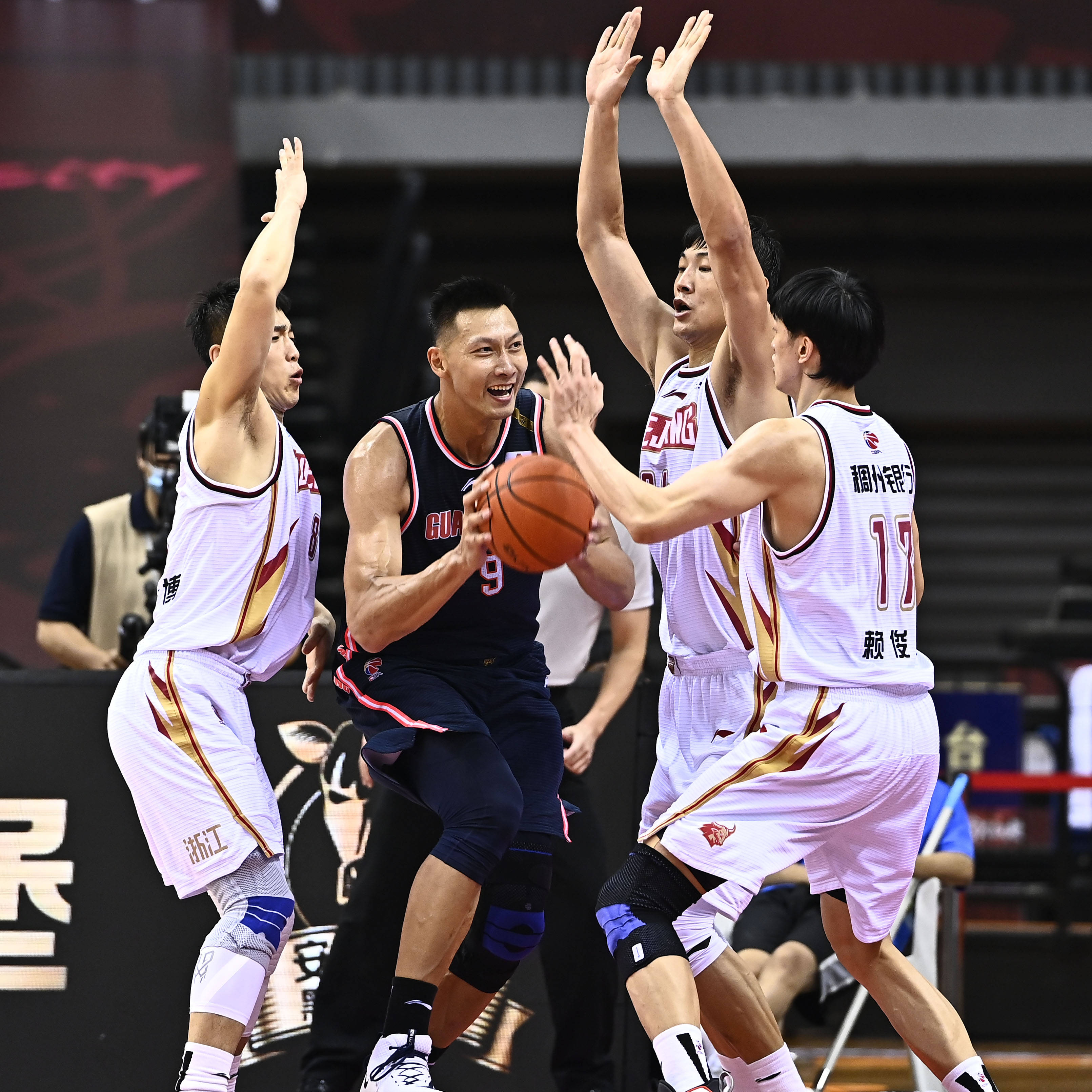 爱游戏体育官方 -风云突变！新疆广汇赛后完成体检；CBA常规赛版图或变；气氛紧张；临场指挥获称赞 